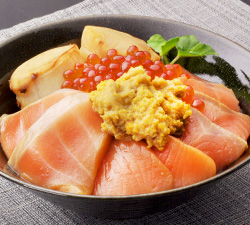 海鮮四季彩丼　1人前　1,620円（税込）